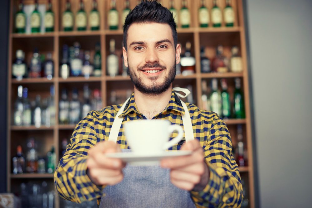 Homem segurando xícara de café para vender no varejo