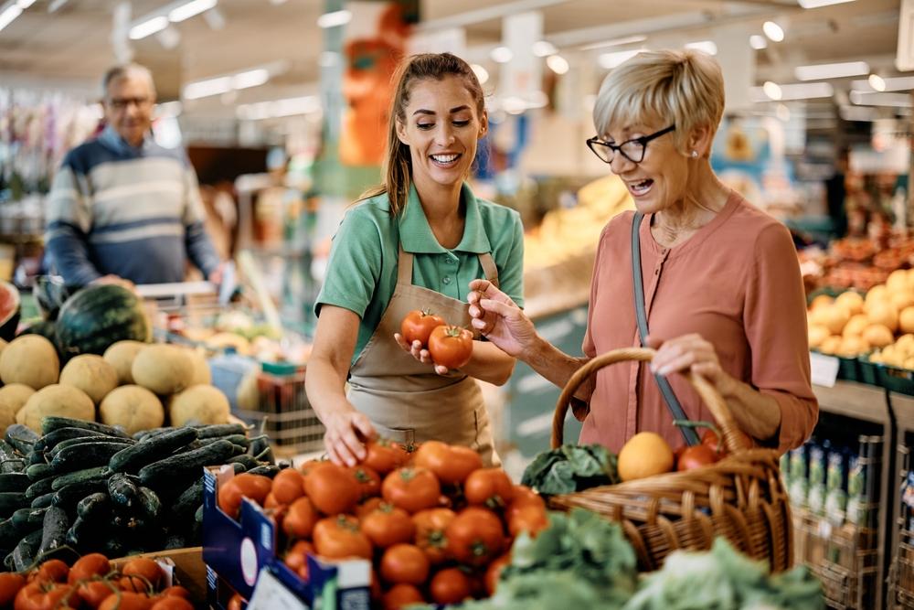 Duas mulheres fazendo compras em supermercado