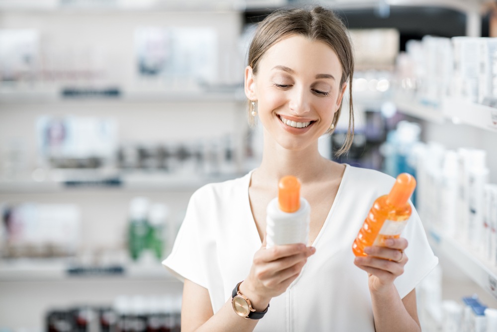 Mulher sorrindo olhando para produtos